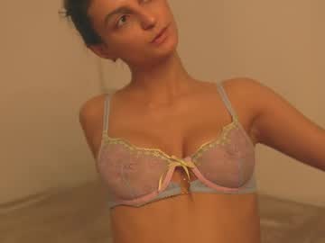 girl
        eva_ro cam image #6667369