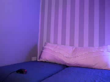 girl
        littlee33 cam image #6777730