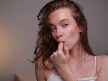girl
        daisy_mint cam image #1832794