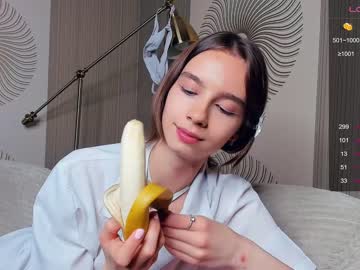 girl
        happiness_call cam image #2352411