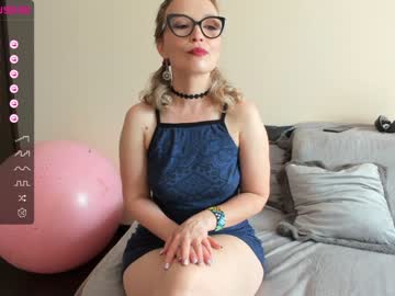 girl
        emilymilf__ cam image #1632714