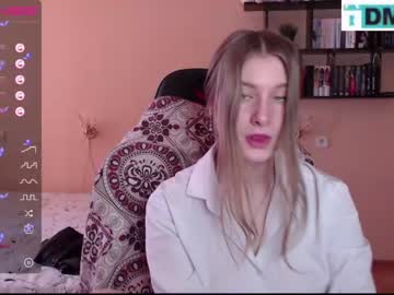 girl
        minnie_olson_ cam image #819283