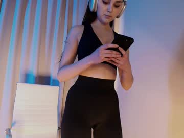girl
        hollyextra cam image #6783536