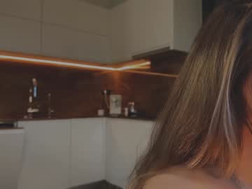 girl
        tatti_1 cam image #5460196