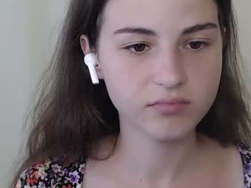 girl
        chamomile19 cam image #1990338