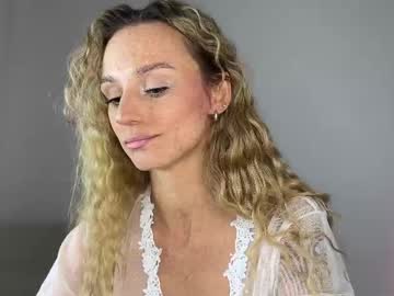 girl
        artease cam image #6387419