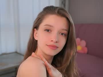 girl
        little_poetry cam image #6366096