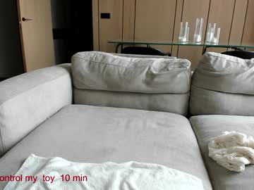 girl
        carolinaherera cam image #6889861