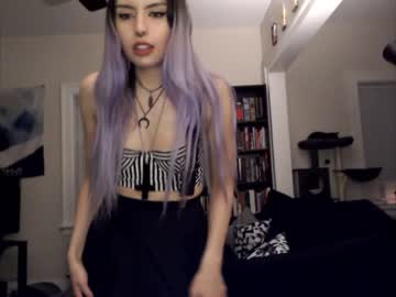girl
        runacrow cam image #1594185