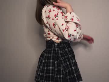 girl
        moon_milking cam image #2917227