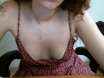 girl
        laura_lady_red cam image #1850944