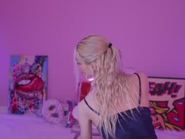 girl
        bunnydollstella cam image #2173507