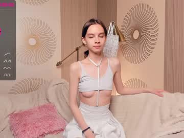 girl
        happiness_call cam image #1906600