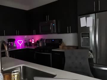 couple
        ari_lovexo cam image #2900375