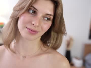 girl
        refined_style cam image #4944273