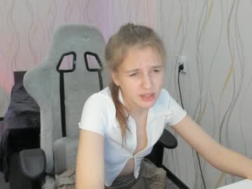 girl
        kylie_mine cam image #76592