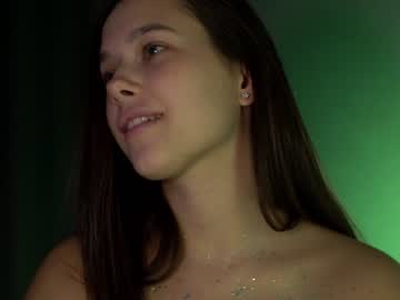 girl
        emilybatee cam image #3629372