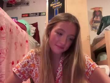 girl
        lexaarose05 cam image #5457659