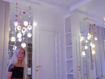 girl
        krissone cam image #6216525