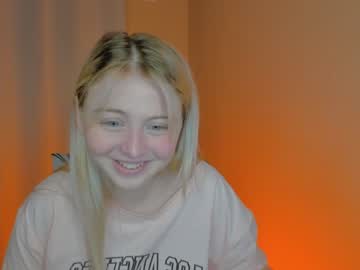 girl
        shy_blondiee cam image #823223