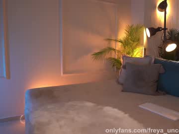 girl
        freya_ cam image #2531610