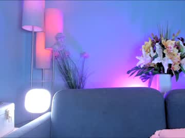 girl
        littlee33 cam image #1914691