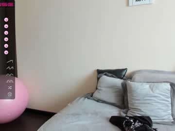 girl
        emilymilf__ cam image #1508945