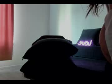 girl
        emilybatee cam image #1612032