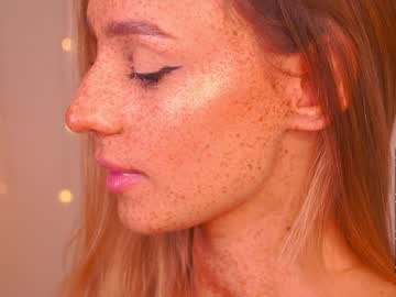 girl
        artease cam image #562979