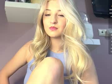 girl
        zoe__0 cam image #4619625