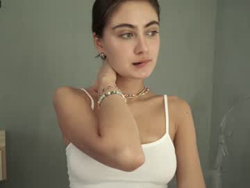 girl
        tessarosse_ cam image #2090288