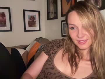 girl
        kaileeshy cam image #70002