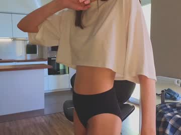 girl
        lucettagibbard cam image #4985383
