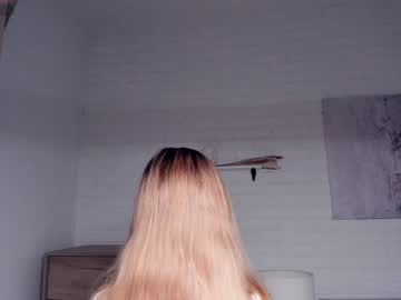 girl
        windy_swallow cam image #3890344