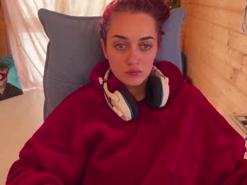 girl
        ps4pro cam image #3440102