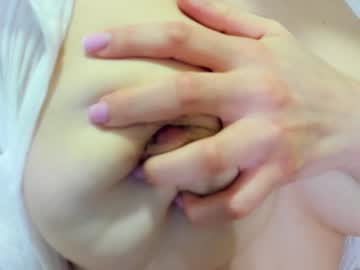 girl
        breeding_material cam image #3361368