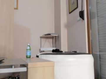 girl
        hotel77777 cam image #1353944