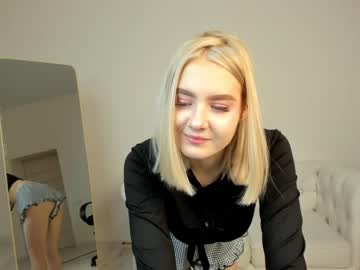 girl
        oliviabr0wn cam image #271699