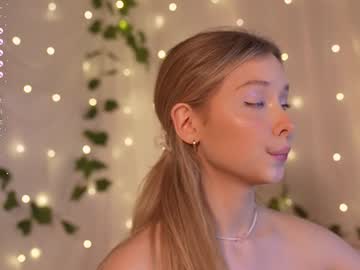 girl
        april_blush cam image #4665289