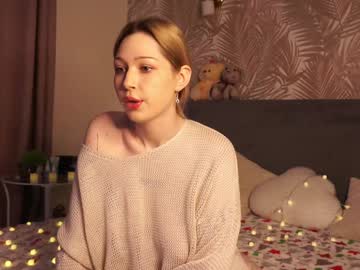 girl
        meow_meow_mia cam image #5781537