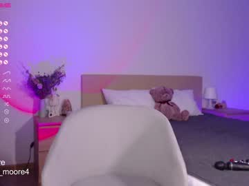 girl
        lumoore cam image #1878529