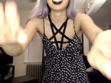 girl
        runacrow cam image #1616398