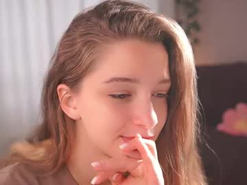 girl
        little_poetry cam image #6797815