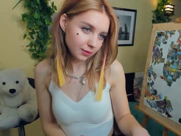girl
        wildahamblett cam image #3632829