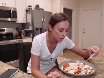 girl
        holihurricane cam image #3368023