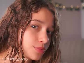 girl
        little_poetry cam image #6849917