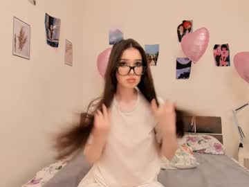 girl
        keeleycoppens cam image #3693132