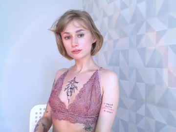 girl
        love_freya cam image #1230154
