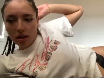 girl
        milliexbailey cam image #3927838