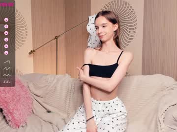 girl
        happiness_call cam image #1921047